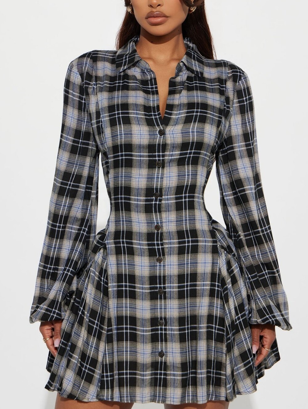 A short checkered shirt dress combines a relaxed casual style with a sophisticat